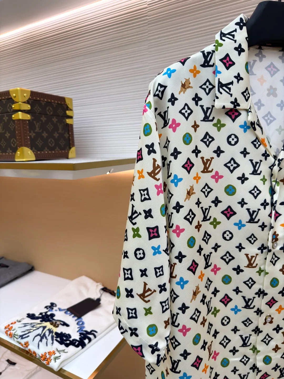 LOUIS VUITTON Tyler co-branded printed shirt ●Original version: Purchased and developed for 14600 ●Item number: 1681497-A85 ●Fabric: Tencel double-sided twill satin fabric ●Technology: Printing ●Color: Color ●Version: Fitted version ●Weight: about 240 grams ●Size: XS-S-M-L ●Description: The fabric is made of Tencel double-sided twill satin, active digital direct printing technology, imported environmentally friendly biodegradable penetrating ink printing, Y-plate pattern design is scanned, high-definition detailed drawings are drawn with hand-made electronic pens, and the letter edge color penetration effects are all available. The pattern is cut from a piece of cloth, the front panel is restored, and all the letters on the front and back cuffs are positioned as the starting position. Positioning letters are taken from both sides of the collar corner. Bronze material hand-stitched buttons are molded and inlaid with natural shells and white butterfly engraved buttons on the inside. The overall wiring is straight and delicate, the fabric is comfortable and soft, and the color is consistent without color difference. It can be matched with the same style to create a fashionable look and control various occasions. Customized accessories, complete with three standards, same style for men and women!